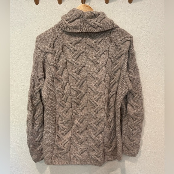 Aran Sweater Market Aran island, Ireand 100% Wool Knit Sweater - Picture 2 of 3